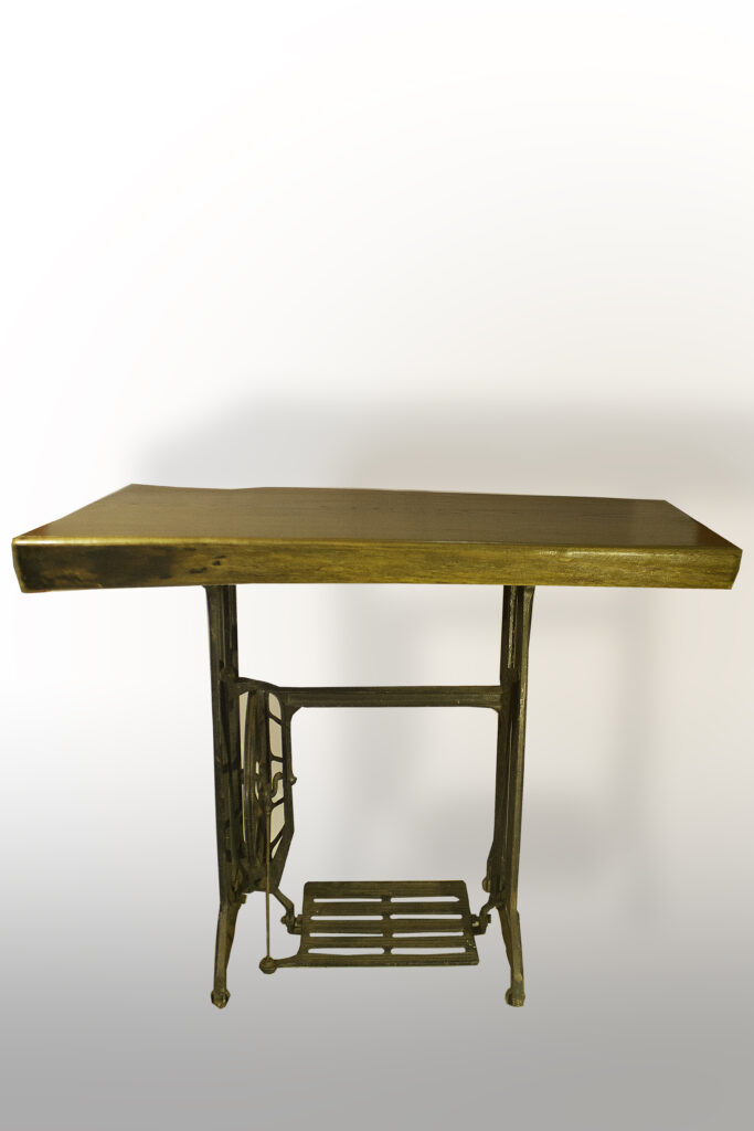 Комплект: Стол и 4 кресла из амурского бархата.